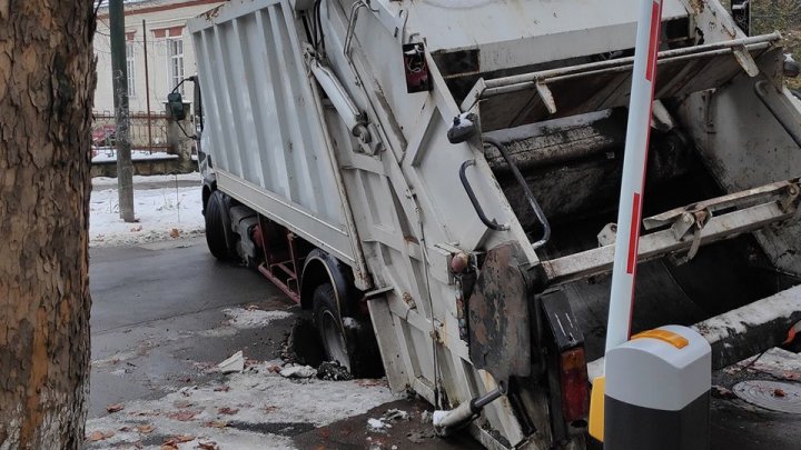 GHINION: Un şofer s-a pomenit cu maşina blocată într-o groapă în centrul Capitalei (VIDEO)