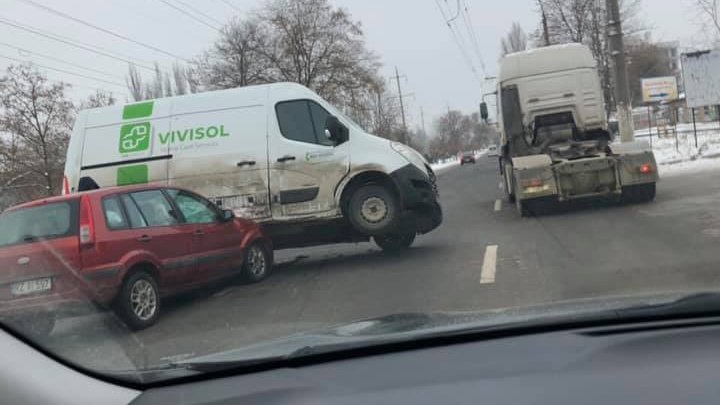 ACCIDENT SPECTACULOS. Un şofer a intrat cu mașina într-un microbuz pe o stradă din Capitală (FOTO)