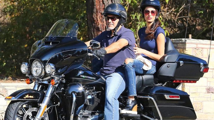 Actorul american George Clooney donează o motocicletă în beneficiul veteranilor de război