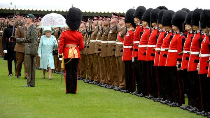 BĂTAIE în apropierea Castelului Windsor. Mai mulți soldați din Garda Reginei Marii Britanii au fost arestați