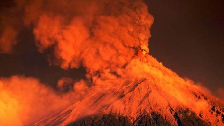 Aproape 4.000 de persoane, evacuate după o erupție puternică a Vulcanului de Foc din Guatemala (VIDEO)