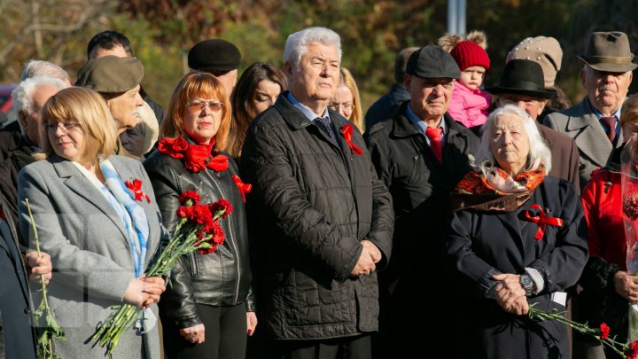 101 ani de la Revoluţia din Octombrie. Oamenii au depus flori la statuia lui Lenin (FOTOREPORT)