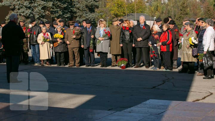 101 ani de la Revoluţia din Octombrie. Oamenii au depus flori la statuia lui Lenin (FOTOREPORT)