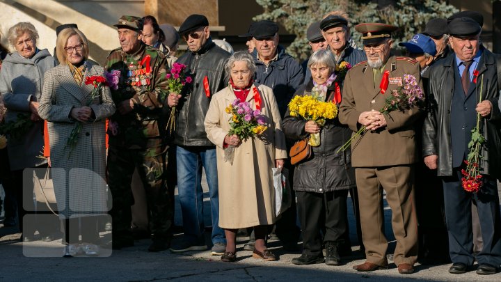 101 ani de la Revoluţia din Octombrie. Oamenii au depus flori la statuia lui Lenin (FOTOREPORT)