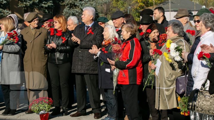 101 ani de la Revoluţia din Octombrie. Oamenii au depus flori la statuia lui Lenin (FOTOREPORT)