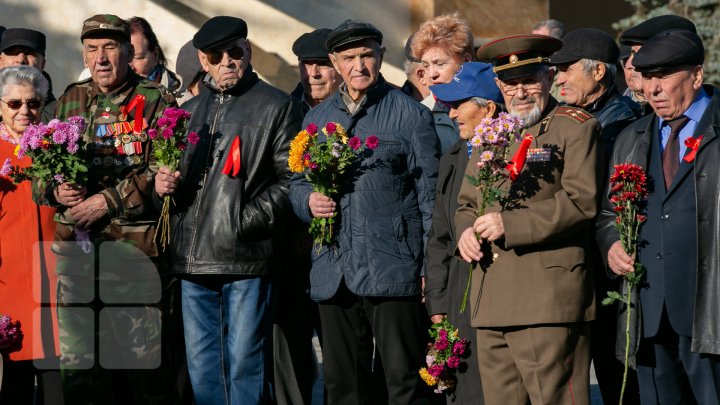 101 ani de la Revoluţia din Octombrie. Oamenii au depus flori la statuia lui Lenin (FOTOREPORT)