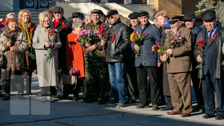 101 ani de la Revoluţia din Octombrie. Oamenii au depus flori la statuia lui Lenin (FOTOREPORT)