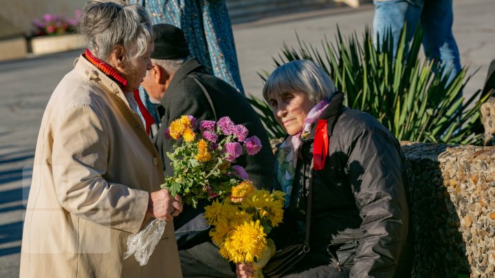 101 ani de la Revoluţia din Octombrie. Oamenii au depus flori la statuia lui Lenin (FOTOREPORT)