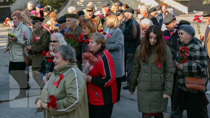 101 ani de la Revoluţia din Octombrie. Oamenii au depus flori la statuia lui Lenin (FOTOREPORT)