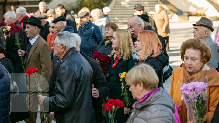 101 ani de la Revoluţia din Octombrie. Oamenii au depus flori la statuia lui Lenin (FOTOREPORT)