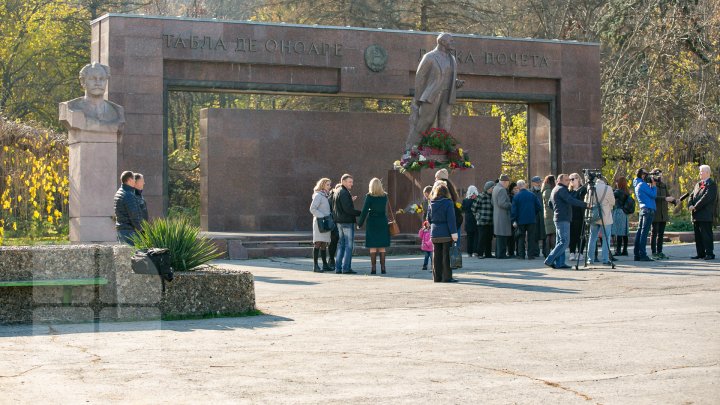 101 ani de la Revoluţia din Octombrie. Oamenii au depus flori la statuia lui Lenin (FOTOREPORT)