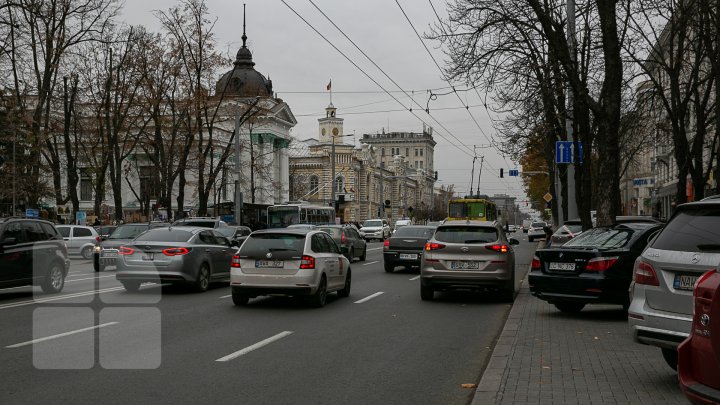 Agenții constatatori din cadrul Primăriei Chișinău ar putea să documenteze șoferii care parchează NEREGULAMENTAR