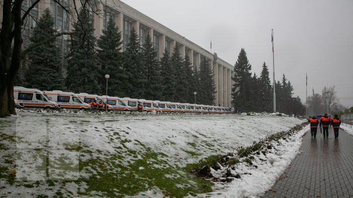 36 de ambulanţe noi, de tip Mercedes, aduse în ţară. Vor mai fi cumpărate altele 170 (FOTOREPORT)