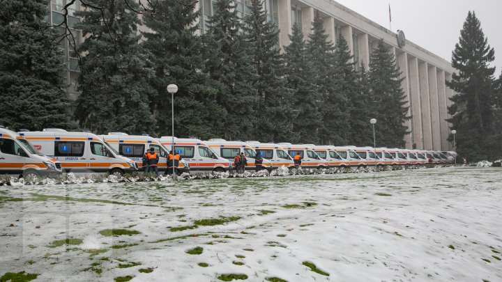 36 de ambulanţe noi, de tip Mercedes, aduse în ţară. Vor mai fi cumpărate altele 170 (FOTOREPORT)