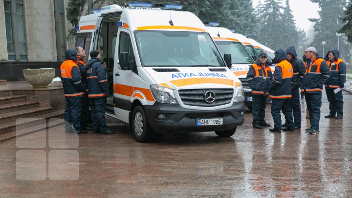 36 de ambulanţe noi, de tip Mercedes, aduse în ţară. Vor mai fi cumpărate altele 170 (FOTOREPORT)