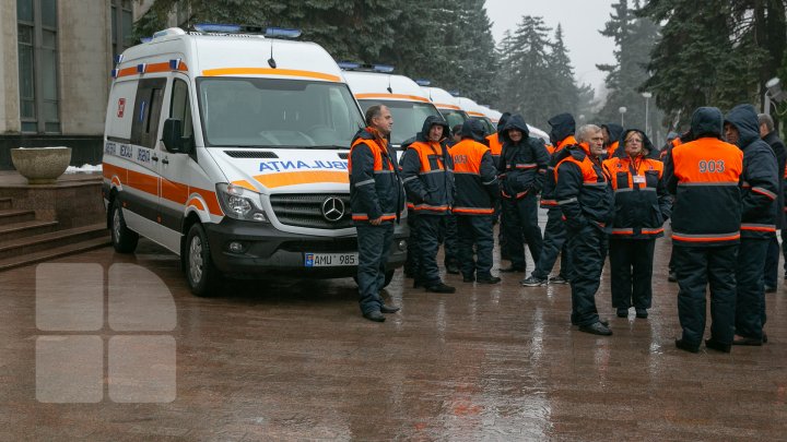 36 de ambulanţe noi, de tip Mercedes, aduse în ţară. Vor mai fi cumpărate altele 170 (FOTOREPORT)