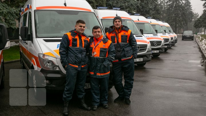 36 de ambulanţe noi, de tip Mercedes, aduse în ţară. Vor mai fi cumpărate altele 170 (FOTOREPORT)