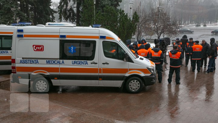 36 de ambulanţe noi, de tip Mercedes, aduse în ţară. Vor mai fi cumpărate altele 170 (FOTOREPORT)