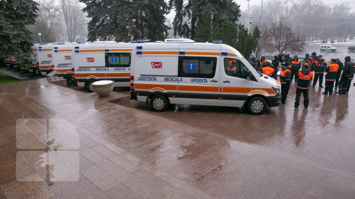 36 de ambulanţe noi, de tip Mercedes, aduse în ţară. Vor mai fi cumpărate altele 170 (FOTOREPORT)