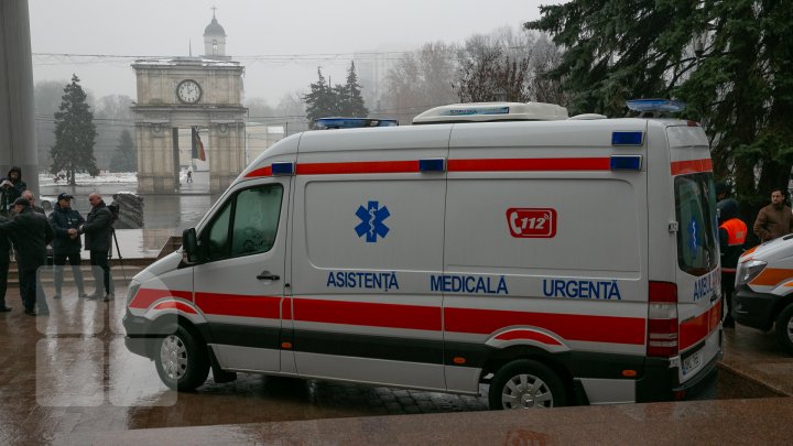 36 de ambulanţe noi, de tip Mercedes, aduse în ţară. Vor mai fi cumpărate altele 170 (FOTOREPORT)