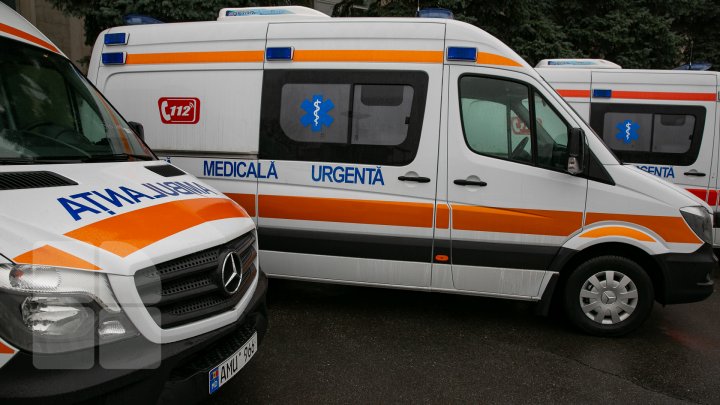 36 de ambulanţe noi, de tip Mercedes, aduse în ţară. Vor mai fi cumpărate altele 170 (FOTOREPORT)