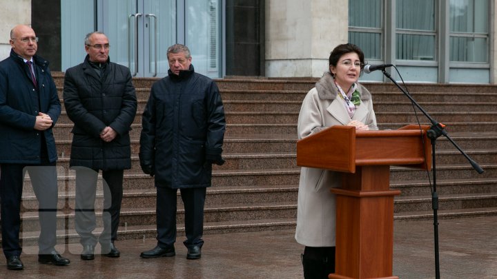 36 de ambulanţe noi, de tip Mercedes, aduse în ţară. Vor mai fi cumpărate altele 170 (FOTOREPORT)