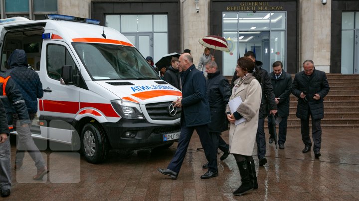 36 de ambulanţe noi, de tip Mercedes, aduse în ţară. Vor mai fi cumpărate altele 170 (FOTOREPORT)