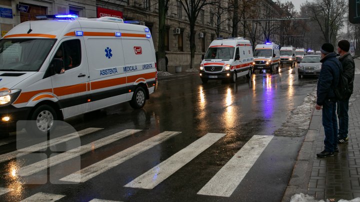 36 de ambulanţe noi, de tip Mercedes, aduse în ţară. Vor mai fi cumpărate altele 170 (FOTOREPORT)