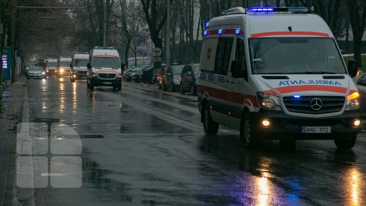 36 de ambulanţe noi, de tip Mercedes, aduse în ţară. Vor mai fi cumpărate altele 170 (FOTOREPORT)