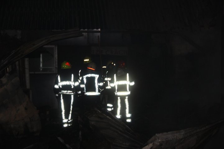 LA UN PAS DE EXPLOZIE! Un depozit din Bubuieci a fost cuprins de flăcări (VIDEO)