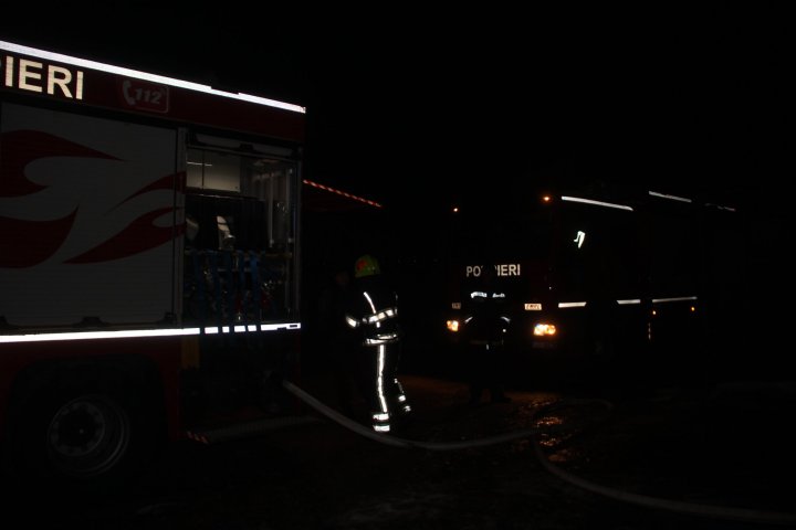 LA UN PAS DE EXPLOZIE! Un depozit din Bubuieci a fost cuprins de flăcări (VIDEO)