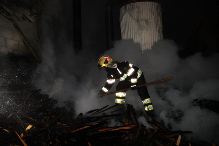 LA UN PAS DE EXPLOZIE! Un depozit din Bubuieci a fost cuprins de flăcări (VIDEO)