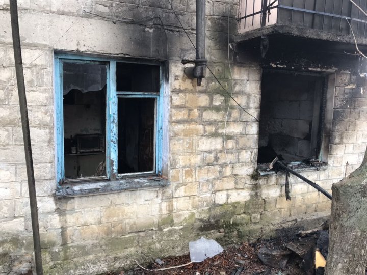 APARTAMENT CUPRINS DE FLĂCĂRI la Leova: Un bărbat a murit în propria casă (IMAGINI DEZOLANTE)