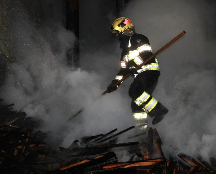 LA UN PAS DE EXPLOZIE! Un depozit din Bubuieci a fost cuprins de flăcări (VIDEO)