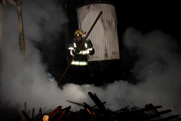 LA UN PAS DE EXPLOZIE! Un depozit din Bubuieci a fost cuprins de flăcări (VIDEO)