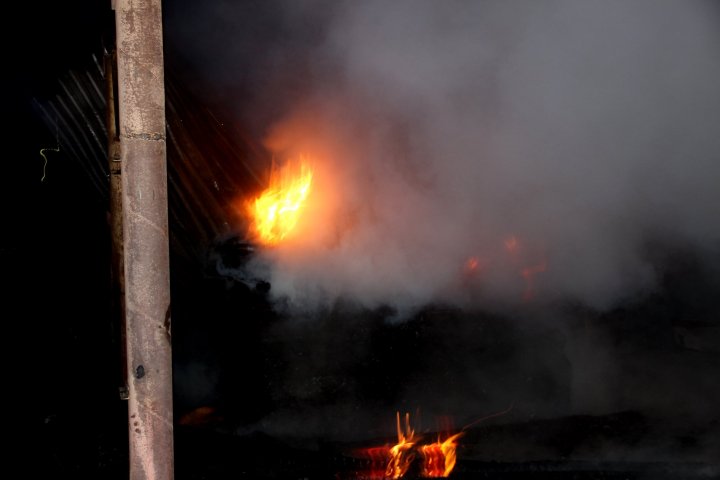 LA UN PAS DE EXPLOZIE! Un depozit din Bubuieci a fost cuprins de flăcări (VIDEO)