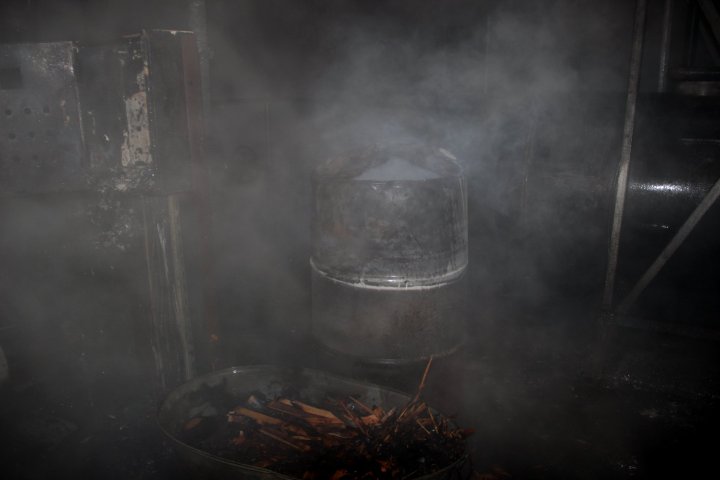 LA UN PAS DE EXPLOZIE! Un depozit din Bubuieci a fost cuprins de flăcări (VIDEO)