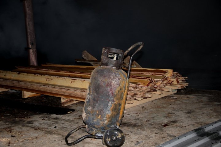 LA UN PAS DE EXPLOZIE! Un depozit din Bubuieci a fost cuprins de flăcări (VIDEO)