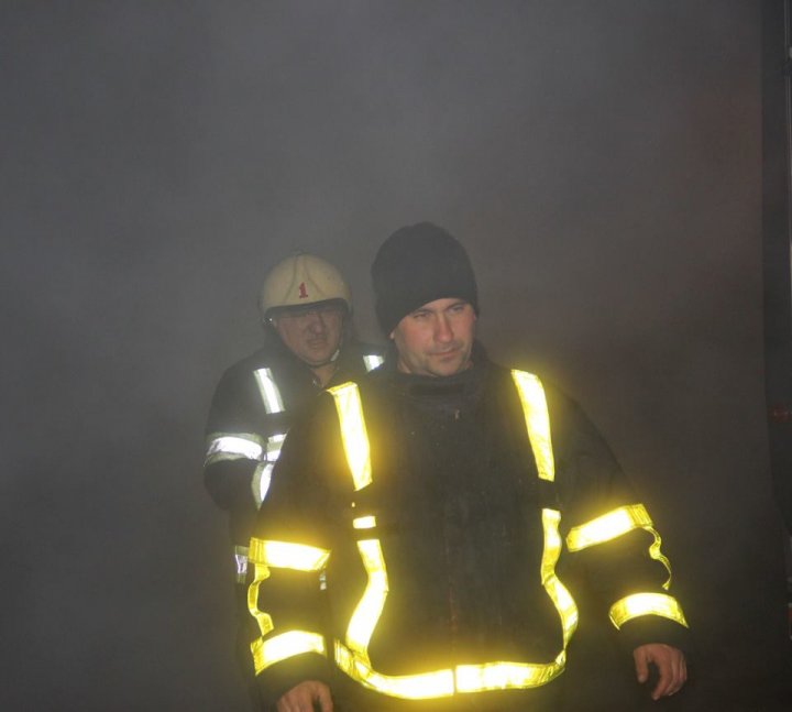 LA UN PAS DE EXPLOZIE! Un depozit din Bubuieci a fost cuprins de flăcări (VIDEO)