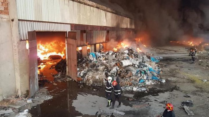 S-a stins după TREI ZILE! Incendiul de la Ploieşti nu mai ameninţă oraşul