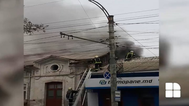 Incendiu pe strada București din Capitală. A ars acoperişul unei clădiri (VIDEO/FOTO)