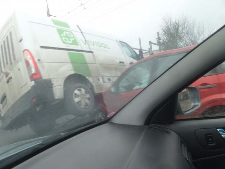 ACCIDENT SPECTACULOS. Un şofer a intrat cu mașina într-un microbuz pe o stradă din Capitală (FOTO)