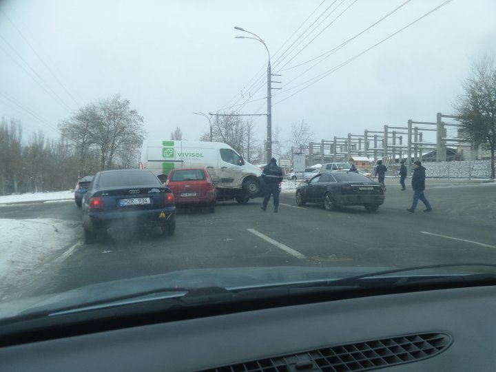 ACCIDENT SPECTACULOS. Un şofer a intrat cu mașina într-un microbuz pe o stradă din Capitală (FOTO)