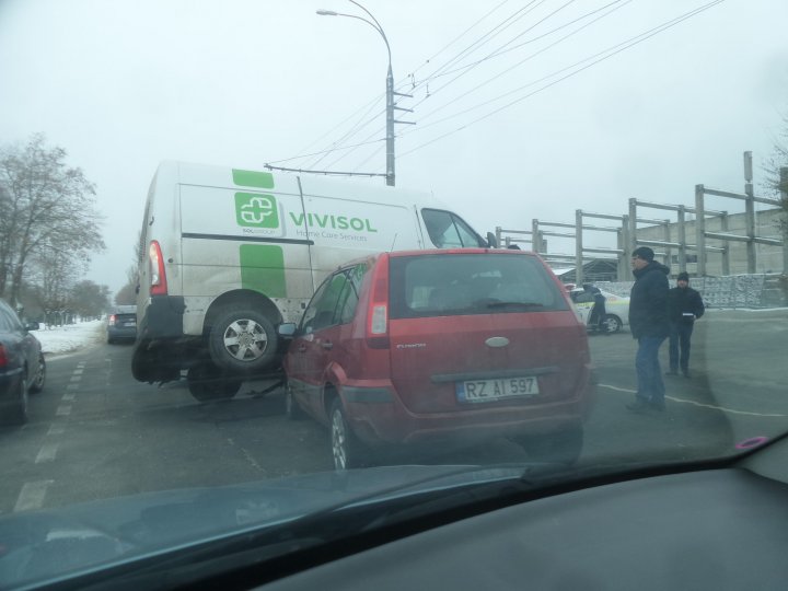 ACCIDENT SPECTACULOS. Un şofer a intrat cu mașina într-un microbuz pe o stradă din Capitală (FOTO)