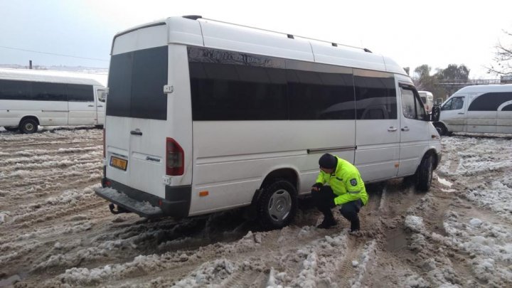 VERIFICĂRI MINUŢIOASE în gările auto şi pe trasee. Mai multe microbuze, scoase de pe rută pentru că nu aveau pneuri de iarnă