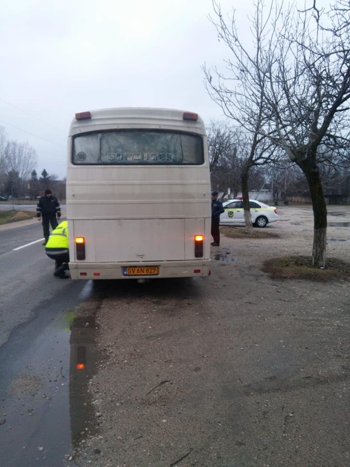 VERIFICĂRI MINUŢIOASE în gările auto şi pe trasee. Mai multe microbuze, scoase de pe rută pentru că nu aveau pneuri de iarnă