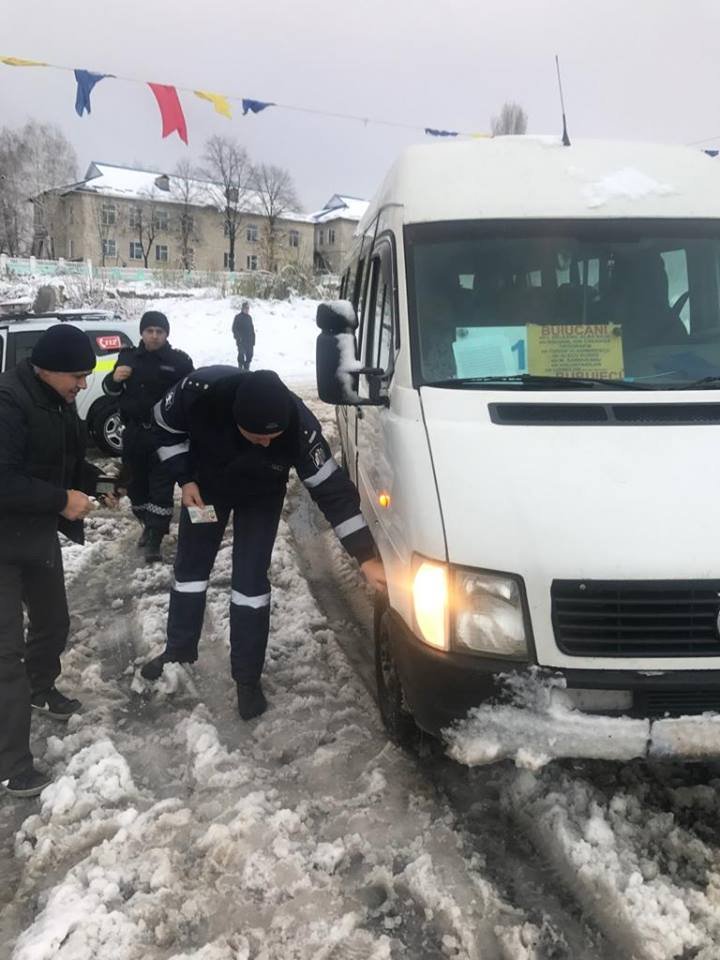 VERIFICĂRI MINUŢIOASE în gările auto şi pe trasee. Mai multe microbuze, scoase de pe rută pentru că nu aveau pneuri de iarnă