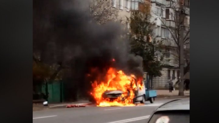 Arde ca o torţă! O maşină a luat foc pe strada Miorița din Capitală (VIDEO) 