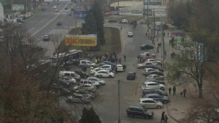 Un şofer tupeist A BLOCAT circulaţia troleibuzelor din sectorul Sculeni (FOTO)