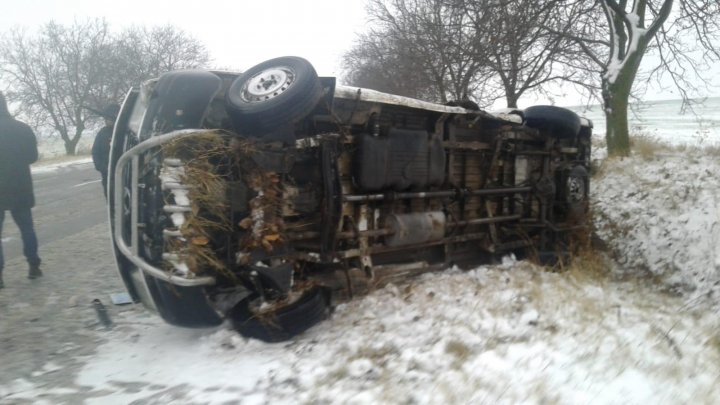 ACCIDENT GRAV pe şoseaua Leova-Hânceşti. Un microbuz plin cu pasageri, RĂSTURNAT. Sunt VICTIME